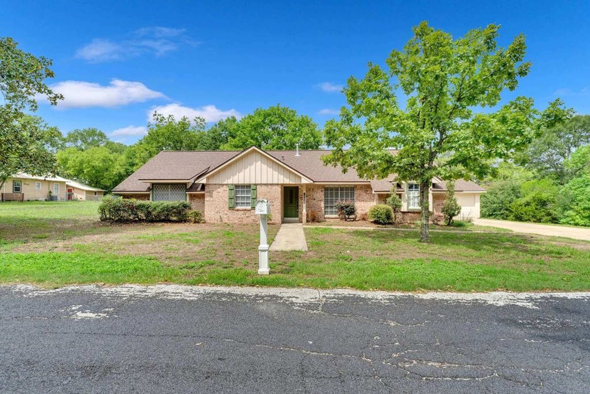 3001 Simmons, Huntsville, TX 77320